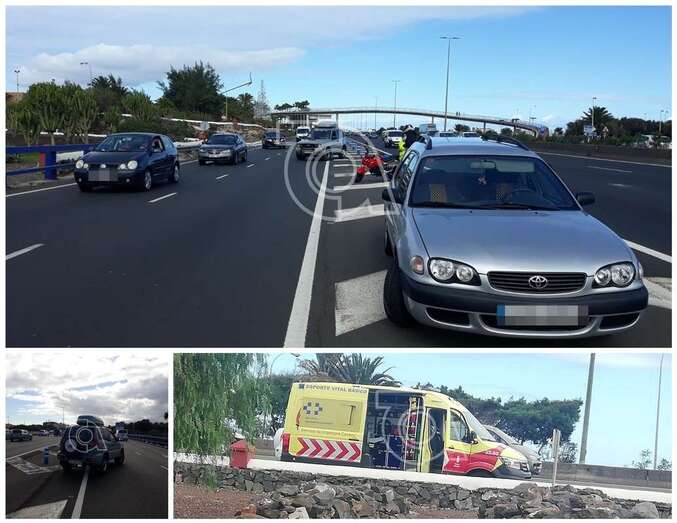 Moto del accidentado y ambulancia del SUC en el lugar del suceso/TA.